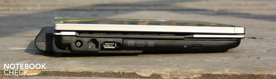 Izquierda: corriente, modem, USB 2.0, multigrabadora DVD, lector de tarjetas smartcard