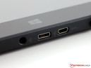 Un Micro HDMI, USB 2.0 y la toma de corriente.
