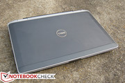 El logo de Dell es la única superficie ultra-reflectante en el portátil