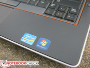 Los logos de Intel vPro y Windows en la superficie suave y gomosa de los reposamanos