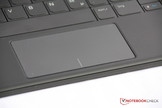 El touchpad es muy ancho, pero no muy alto.