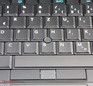 El teclado con grandes teclas ligeramente engomadas de buen desplazamiento y golpe.