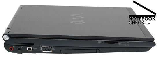 Izquierda: Microfiono, Auriculares, Firewire (i LINK IEEE 1394), VGA, PC Card, Lector de tarjetas (Memory Stick).