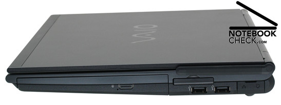 Derecha: Unidad DVD, ExpressCard/34, 2xUSB-2.0, LAN, Modem. Antena WWAN