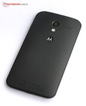 Motorola quiere un lugar en la gama media con una trasera curvada y cubierta de goma y características innovadoras.