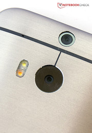 Correcto, HTC integra dos cámaras en la trasera, el segundo sensor ayuda a enfocar y captura información de profundidad.