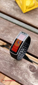 Se puede usar como reloj de pulsera: el Gear Fit.