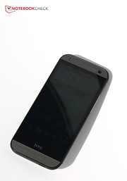 HTC hace un intento con una versión más pequeña de su One M8, lo que implicó algunas modificaciones.