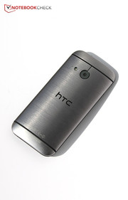 El HTC One Mini 2 es agradable a la mano gracias a su tamaño de 4.3" y trasera curva.