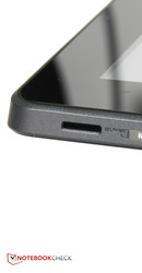 Dado que la ranura micro SD está en la base del tablet, cuando se conecta al acople se tiene que girar el dispositivo entero para acceder a la ranura.