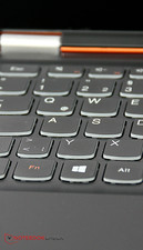 El teclado se ilumina y su diseño es estiloso.