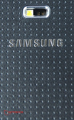 Diseño similar al del Galaxy S5 y la trasera vuelve a estar ligeramente texturizada.