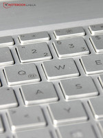 El teclado tiene teclas grandes y retroiluminación.