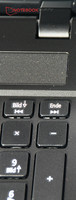Los altavoces también están encima del teclado.