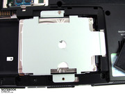 El disco duro está asegurado con 2 tornillos y puede reemplazarse rapidamente si fuera necesario.
