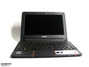 El AC100 de Toshiba se viste plástico negro y marrón.