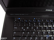 Los altavoces están ubicados a los lados del teclado y proporcionan un sonido adecuado.