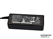 La fuente de poder del Asus A52JU es pequeña y liviana