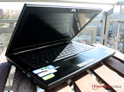 ... Asus pone un portátil con superficies de aluminio en liza.