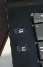 Muchas teclas especiales alrededor del teclado.
