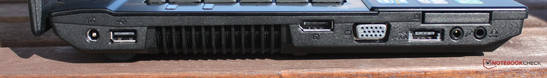 Izquierda: encendido, 1x USB 2.0, Display Port, VGA, 34mm Expresscard, eSATA (USB 2.0 combo), clavija de audio de 3.5mm  (S/PDIF), entrada de audio