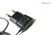 El pequeño adaptador de corriente está firmemente conectado al cable