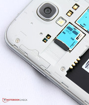 ...una ranura de tarjetas micro SD que permite una expansión del almacenamiento de hasta 64 GB, ...