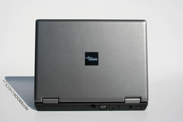 Lado Posterior: USB, Kensington Lock, conector de poder, S-Video, VGA, gigabit LAN