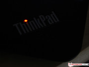 Muy importante: El logo debería indicar el sistema operativo (El punto de la i de ThinkPad se ilumina en el reposamanos y la tapa).