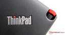 Cuando está en uso, el punto de la 'i' de ThinkPad brilla en rojo.