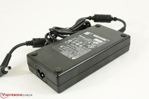 Adaptador de corriente relativamente pequeño (15 x 7.5 x 3 cm) de 19.5 V de salida con entrada de 100-240 V