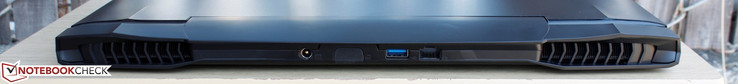 Trasera: entrada de corriente, 1x USB 3.0, Gigabit Ethernet
