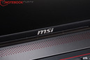 Logo MSI en el centro del marco inferior del display.