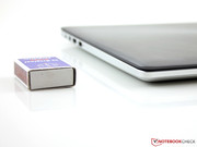 El Zenbook NX500JK no es tan delgado como una caja de cerillas.