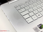 Los altavoces están junto al teclado y acumulan mucho polvo. Los altavoces están junto al teclado y acumulan mucho polvo.