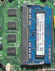 2 GB de RAM están soldados a la placa base, 2 GB de RAM están instalados en el único banco de memoria.