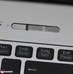Un botón Eco junto al botón de encendido reduce el consumo de energía del portátil.