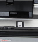 La ranura de tarjeta SIM está en el compartimento de la batería.