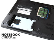 Dos paneles en el lado inferior del portátil brindan acceso al disco duro y a la memoria.