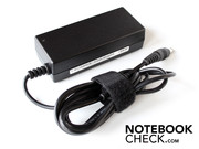 El adaptador de poder es pequeño y pesa apenas 248g.