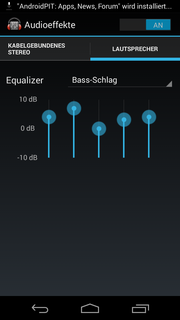 Los altavoces son mediocres, con un ecualizador que se supone mejora la experiencia de sonido.