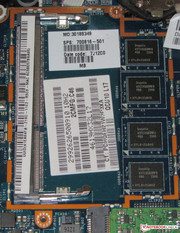 Una ranura libre; a la derecha está la RAM con la que se vende el Spectre (soldada en la placa base).