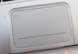 Un botón on/off en la esquina superior izquierda del touchpad; un LED indica actividad.
