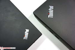 El ThinkPad P70 (derecha) vuelve a ser negro. (Izquierda: ThinkPad T400)