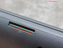 VGA, HDMI y 2x USB 3.0. El lector de tarjetas está situado en el frontal.