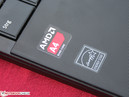 El mas bien lento sistema ofimático lleva una quad-core, la AMD A4-5000 (4x 1:50 GHz)