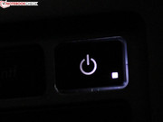 El botón de encendido es parte del teclado.