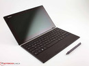 Sony complementa su Vaio Tap 11 con un teclado Bluetooth y un boli digitalizador por defecto.