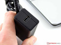 El adaptador de corriente tiene una toma USB. Puede usarse para cargar un smartphone o conectar el dongle Vaio Ethernet
