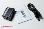 El adaptador modular de corriente con su cable USB...